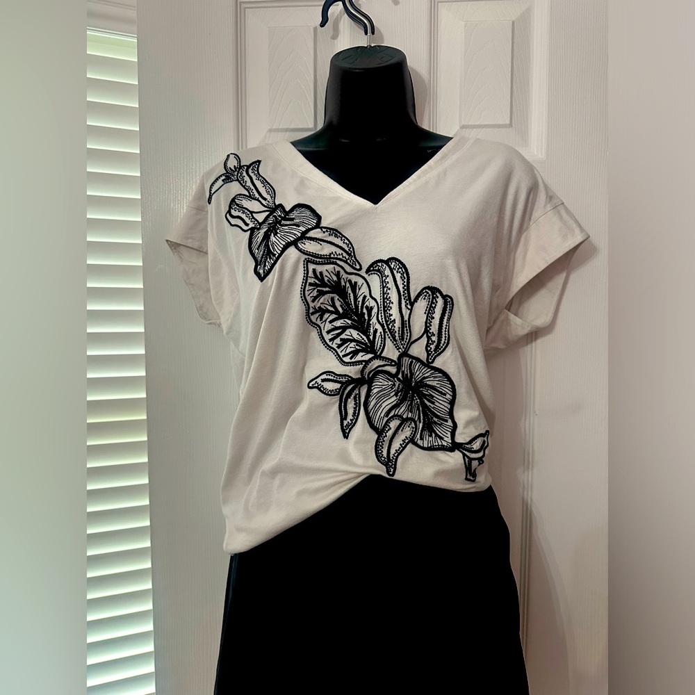 White House Black Market embroidered top size small WHBM